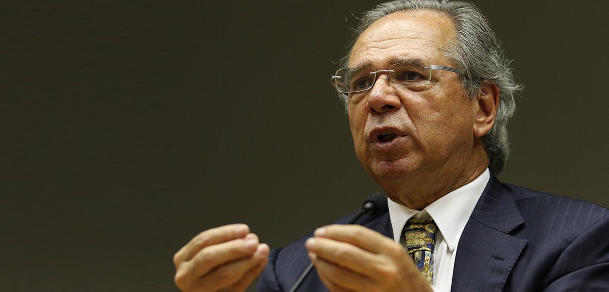 Guedes: Servidor não pode ficar em casa com geladeira cheia vendo a crise