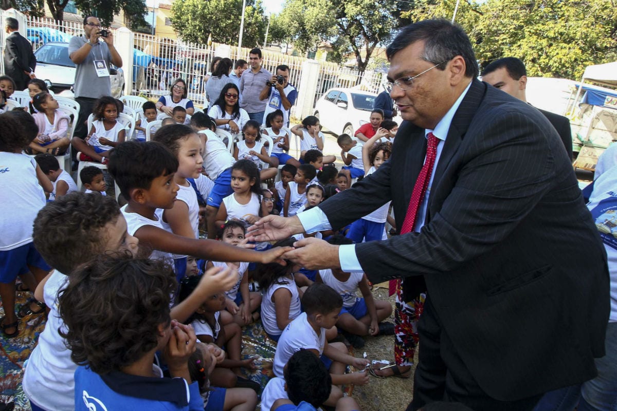Comunista, Flávio Dino anuncia novo piso salarial, de R$ 6,3 mil, para professores no MA