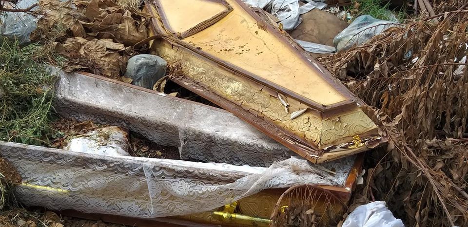 Cidadão denuncia existência de caixões a céu aberto, lixo, mato e lama no Cemitério Santo Antônio, em Patos