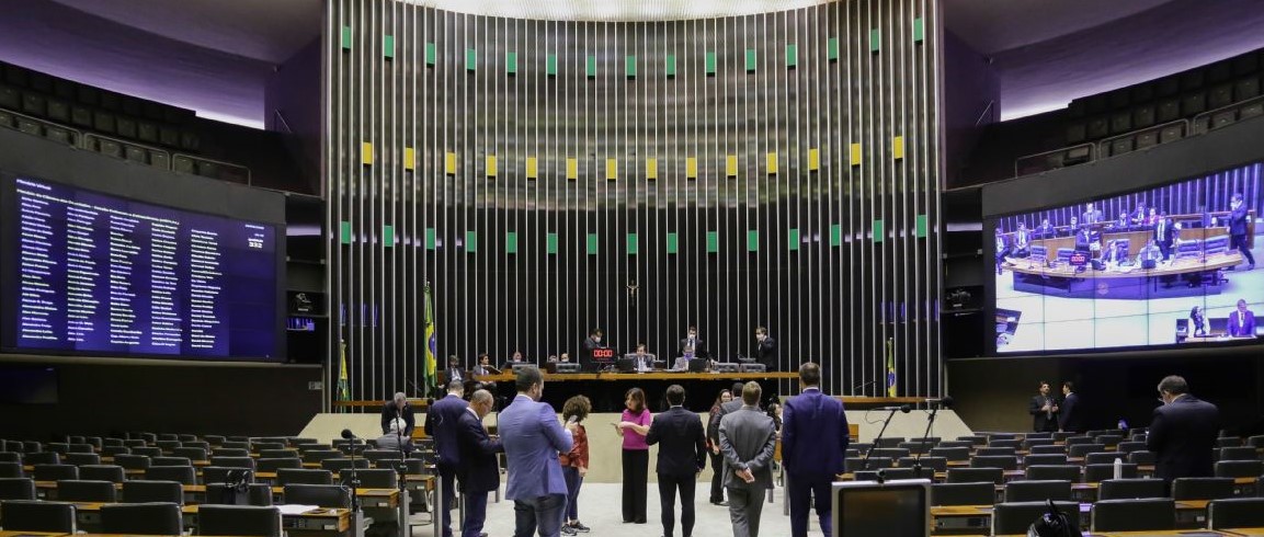 Deputados dobram o governo e aprovam valor maior da renda emergencial