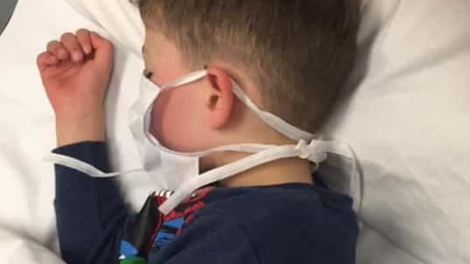 “Vou morrer, mamãe?” Mãe faz apelo após COVID-19 atingir filho pequeno