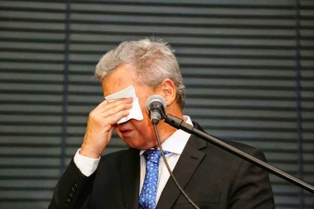 ‘Estamos a beira da barbárie’: prefeito de Manaus chora e cobra postura de Bolsonaro diante da pandemia