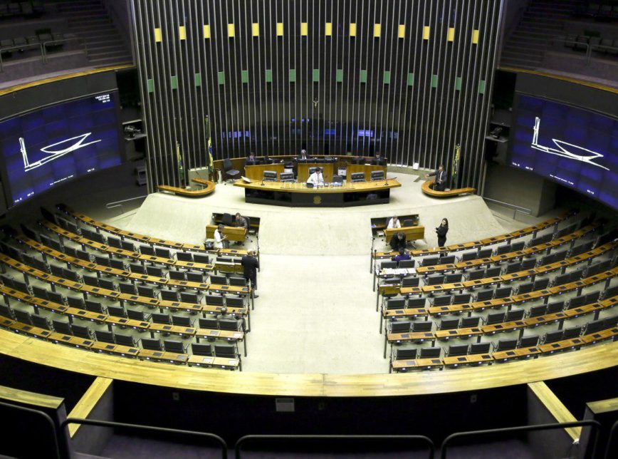 Deputados retiram servidores da educação de regra que congela salários na pandemia