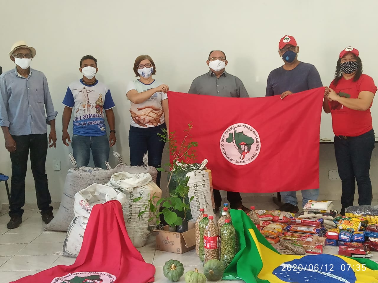 MST faz entrega de gêneros alimentícios a Diocese de Patos