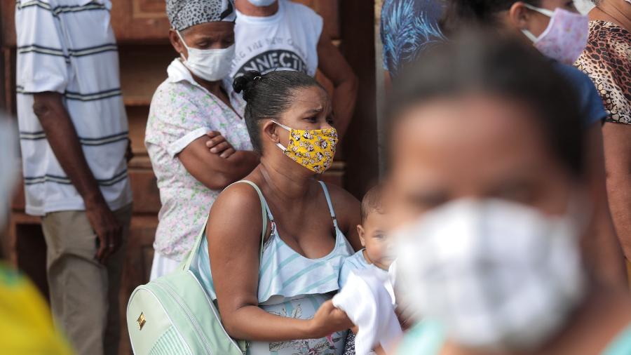 Crueldade de Bolsonaro: cortar pela metade a ajuda aos pobres