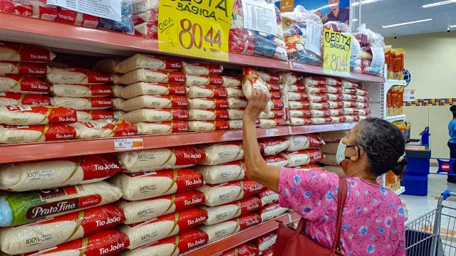 Guedes acabou com estoques reguladores e preços do arroz explodiram