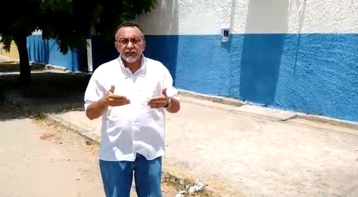 Estão colocando dejetos de frango nas calçadas de Escolas no Jatobá. Denuncia vereador Zé Gonçalves