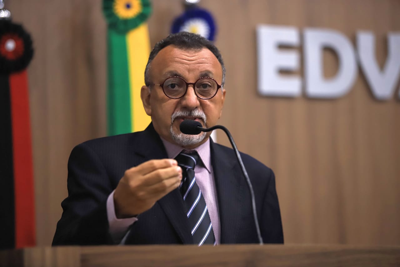 Vereador Zé Gonçalves defende mais tratores para corte da terra e infra-estrutura nos bairros.