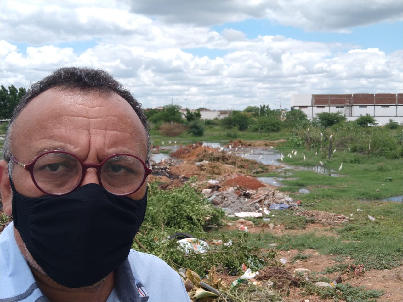 Zé Gonçalves diz que tem um mar de lama às margens do canal do Frango em Patos.