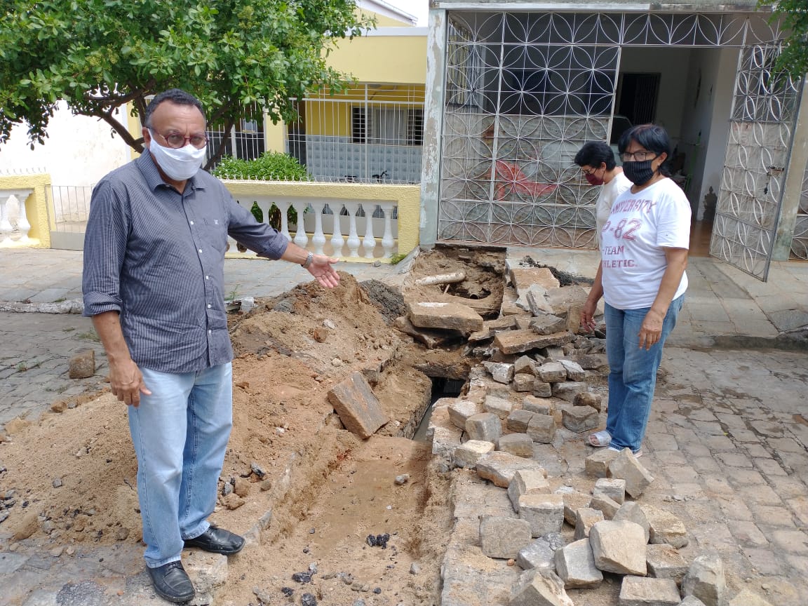 Moradores da Rua Assis Chateaubriand estão consertando esgoto por conta própria. Vereador Zé Gonçalves diz que a responsabilidade é da Prefeitura