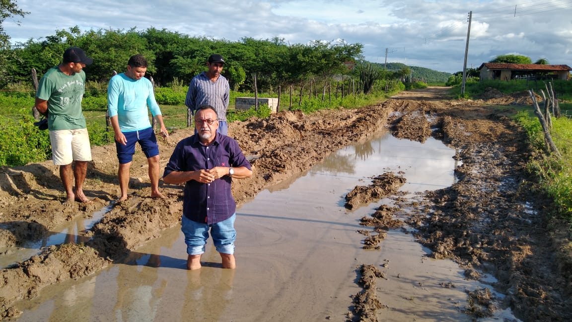 Empresa Tabocas está acabando com as estradas vicinais no Sítio Fechado. Denuncia vereador Zé Gonçalves