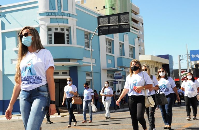 Emoção e disposição para continuar lutando marcam manifestação da enfermagem em Patos – Veja fotos!