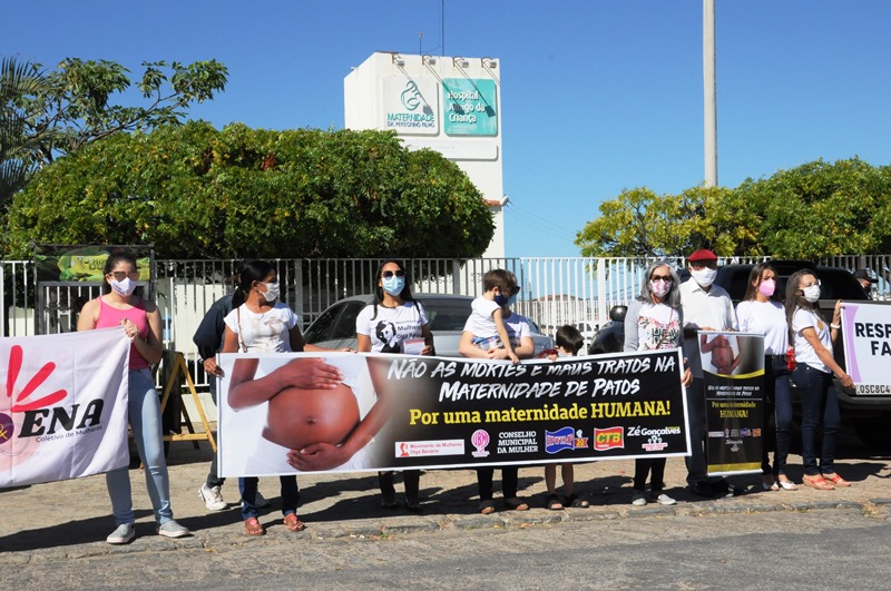 Durante vigília, pai de bebê diz que sua esposa tem sequelas da violência obstétrica sofrida na Maternidade Dr. Peregrino Filho, em Patos