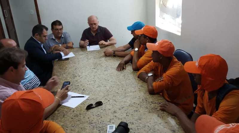 Garis realizam caminhada pelo Centro de Patos e vão até a Prefeitura onde em reunião cobram seus salários. Veja o vídeo