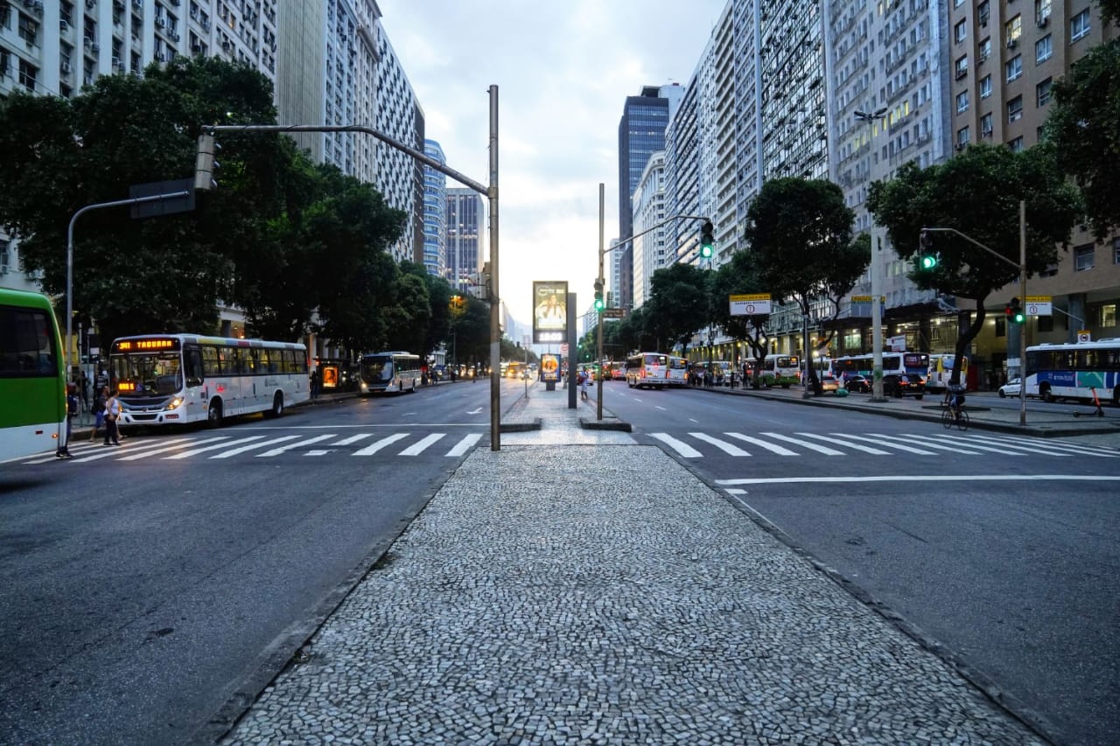 Ritmo de contágio do coronavírus no Brasil está igual ao registrado na Itália e acelerando, apontam universidades