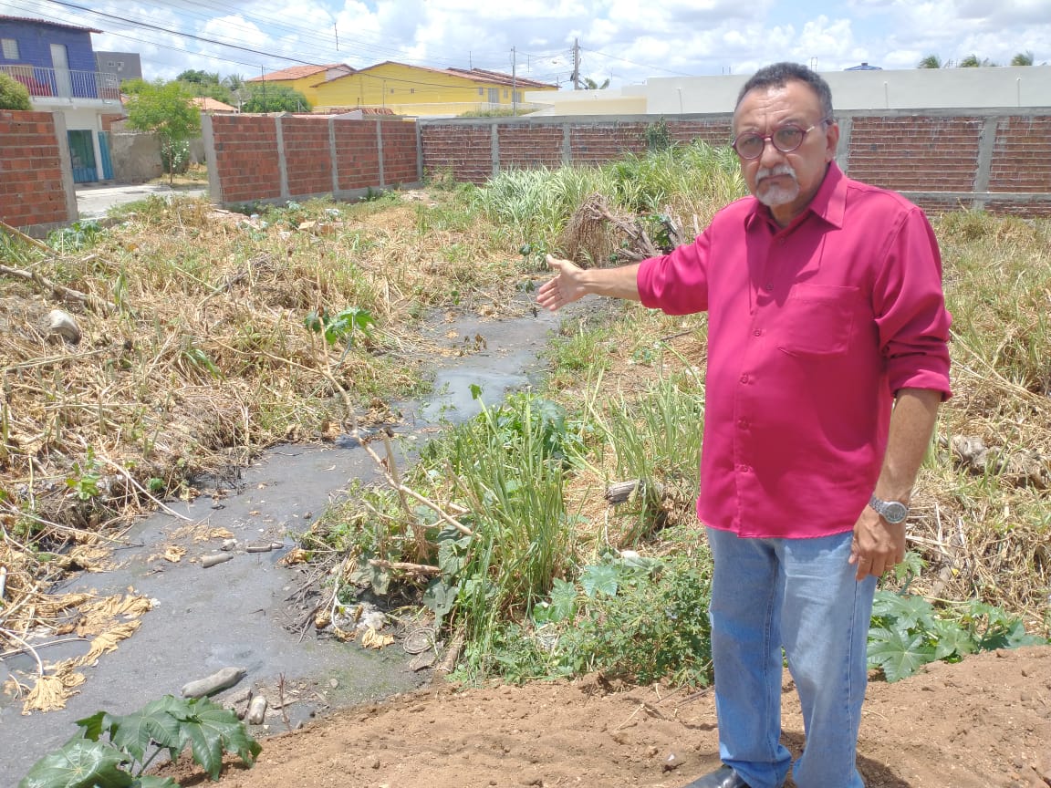 Vereador Zé Gonçalves (PT) denuncia que galeria na Rua Dino Guedes no Jatobá prejudica os moradores