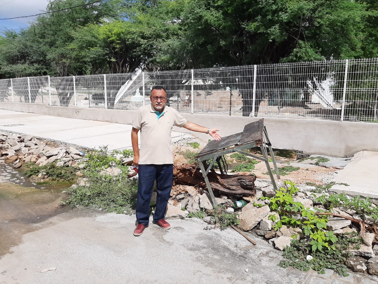 Moradores da Vila Mariana estão sendo prejudicados com galeria estourada, entulho, lixo e escuridão. Denuncia vereador Zé Gonçalves