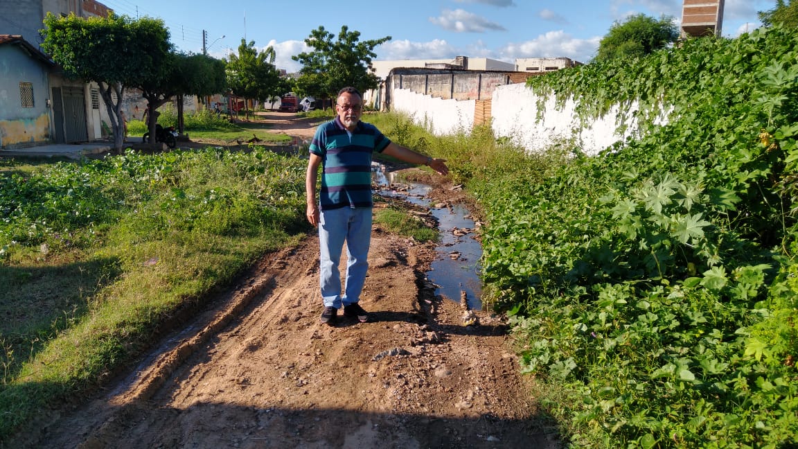 Vereador Zé Gonçalves denuncia açude de esgotos na Rua Bertrand de Azevedo