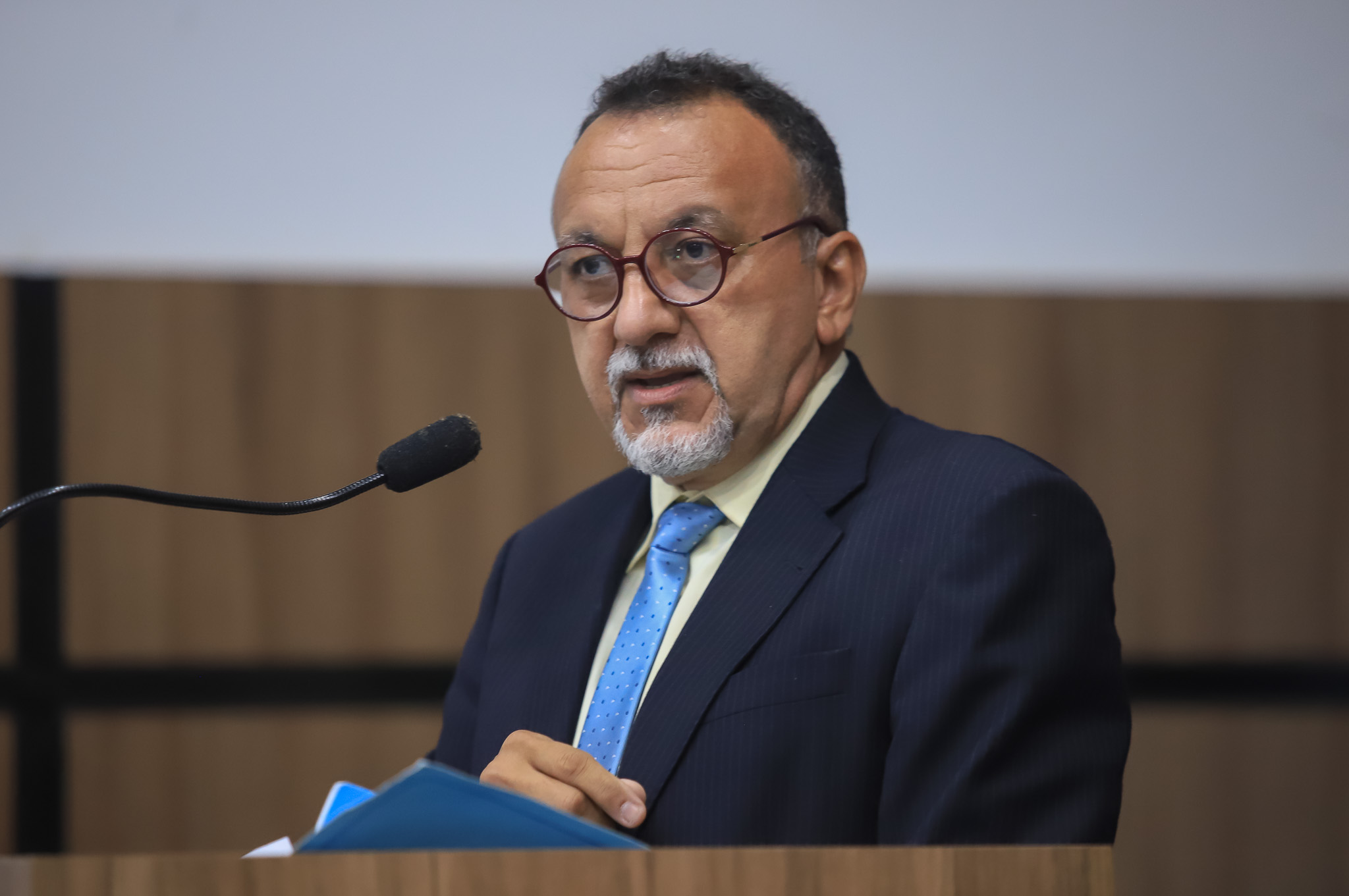 Zé Gonçalves critica Energisa por impor mudança de contador nas residências