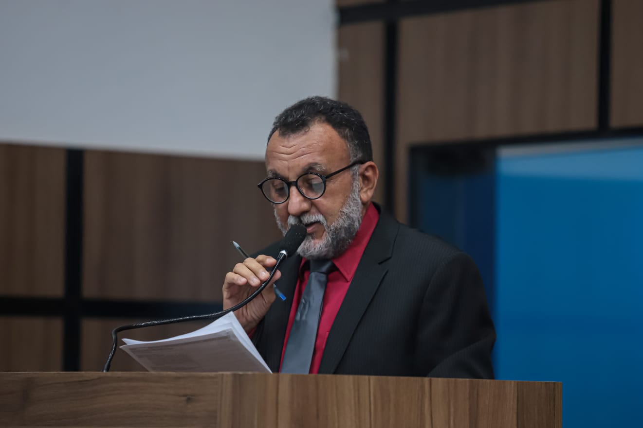 Efetivos sofrem redução e congelamento, enquanto comissionados e contratados sobrecarregam a Folha, diz Zé Gonçalves